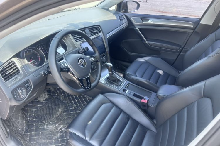 Used Volkswagen Golf 2016 230TSI Automatic Luxury Version Interior 3