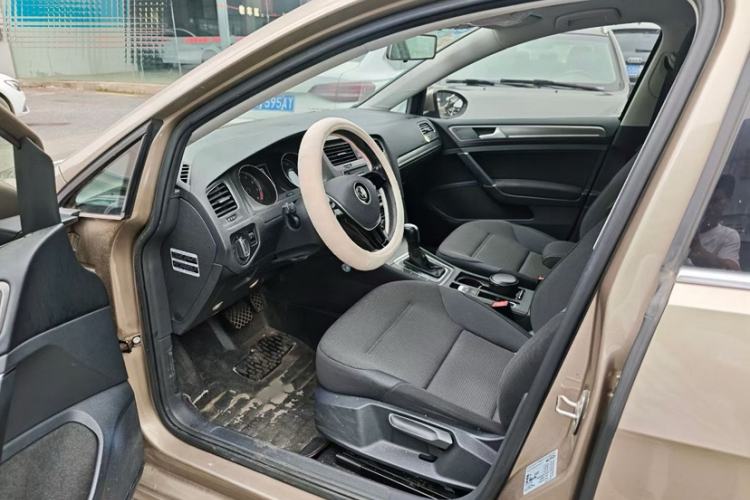 Used Volkswagen Golf 2016 1.6L Automatic Comfort Model Interior 3
