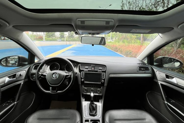 Used Volkswagen Golf 2016 230TSI Automatic Comfort Version Interior 4