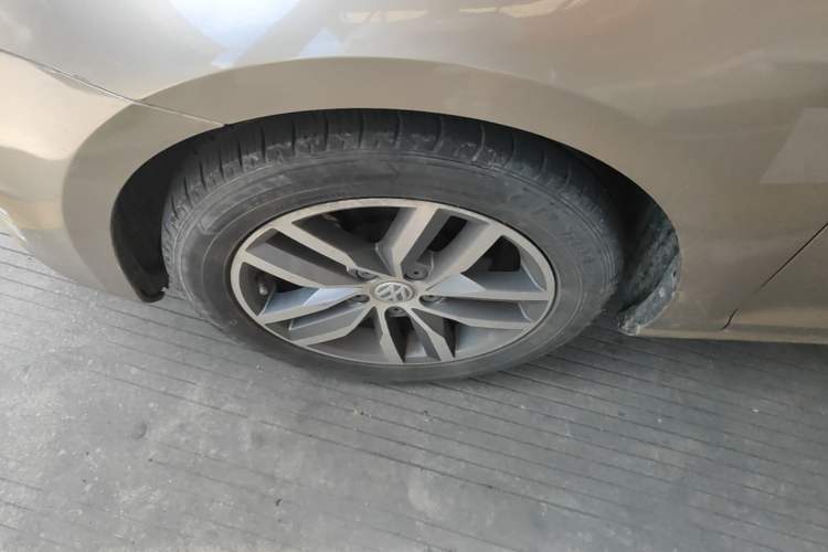 Used Volkswagen Golf 2016 230TSI Automatic Luxury Version Left Front Wheel Hub