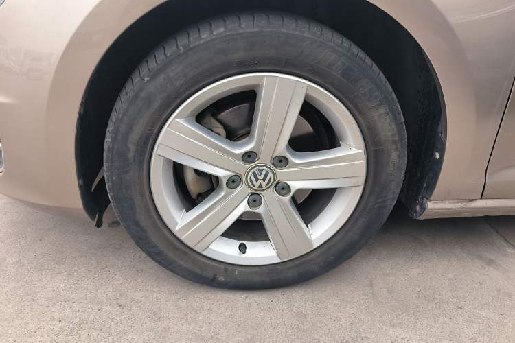 Used Volkswagen Golf 2016 1.6L Automatic Comfort Model Left Front Wheel Hub