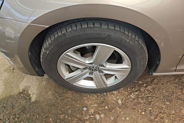 Used Volkswagen Golf 2016 230TSI Automatic Comfort Version Left Front Wheel Hub