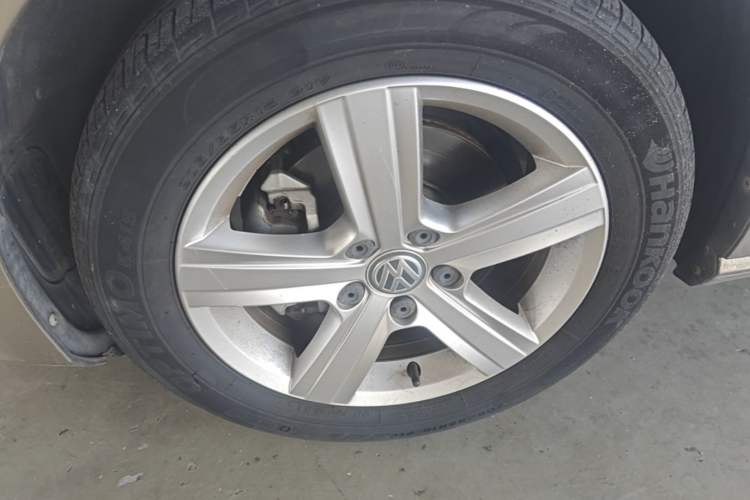 Used Volkswagen Golf 2016 1.6L Automatic Comfort Model Left Front Wheel Hub