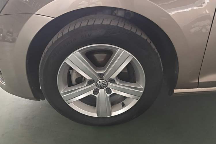 Used Volkswagen Golf 2016 230TSI Automatic Comfort Version Left Front Wheel Hub