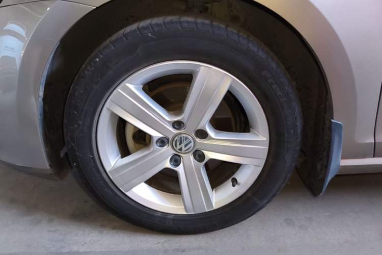 Used Volkswagen Golf 2016 230TSI Automatic Comfort Version Left Front Wheel Hub