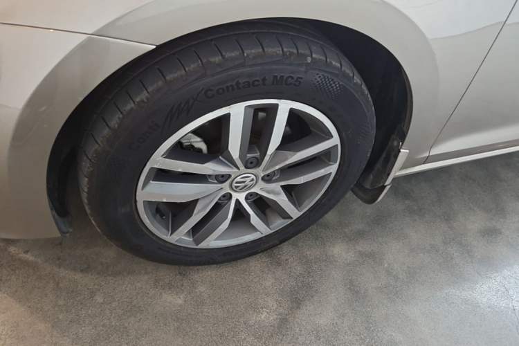 Used Volkswagen Golf 2016 230TSI Automatic Luxury Version Left Front Wheel Hub
