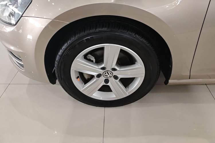 Used Volkswagen Golf 2016 1.6L Automatic Comfort Model Left Front Wheel Hub