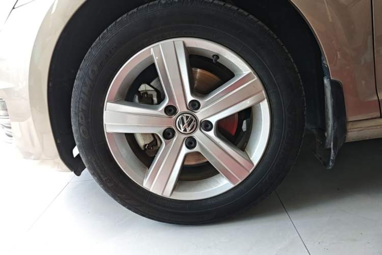 Used Volkswagen Golf 2016 230TSI Automatic Comfort Version Left Front Wheel Hub