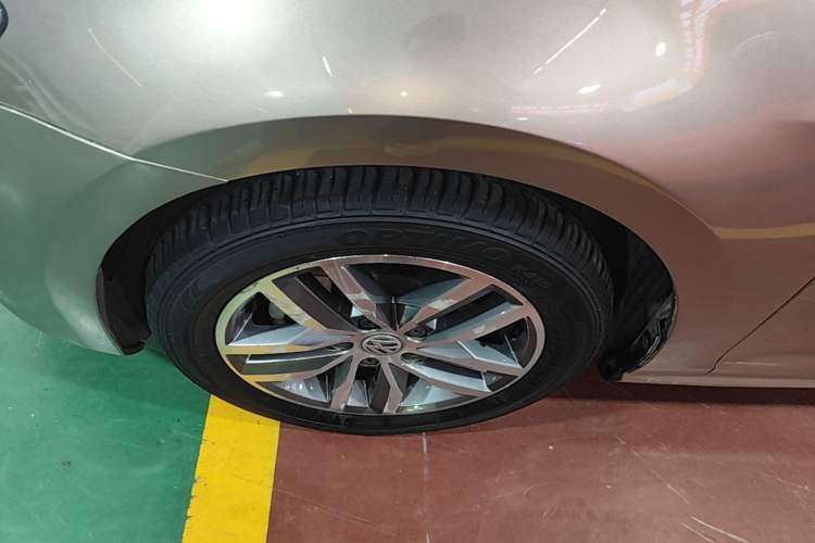 Used Volkswagen Golf 2016 230TSI Automatic Luxury Version Left Front Wheel Hub