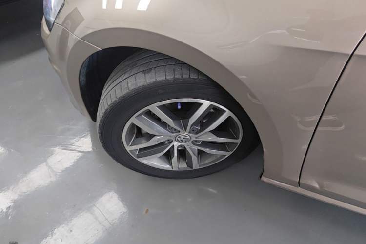 Used Volkswagen Golf 2016 230TSI Automatic Luxury Version Left Front Wheel Hub