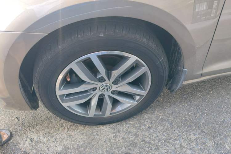 Used Volkswagen Golf 2016 230TSI Automatic Luxury Version Left Front Wheel Hub
