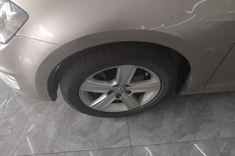 Used Volkswagen Golf 2016 1.6L Automatic Comfort Model Left Front Wheel Hub