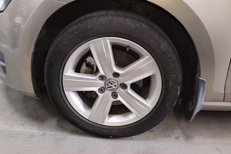 Used Volkswagen Golf 2016 230TSI Automatic Comfort Version Left Front Wheel Hub