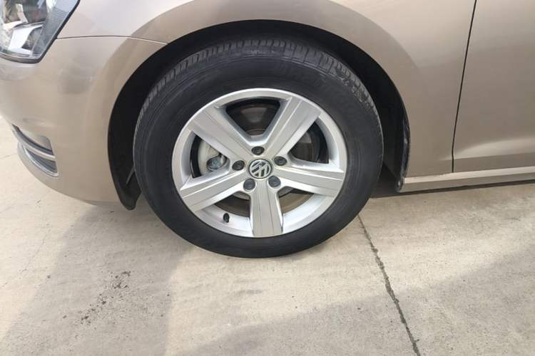 Used Volkswagen Golf 2016 1.6L Automatic Comfort Model Left Front Wheel Hub