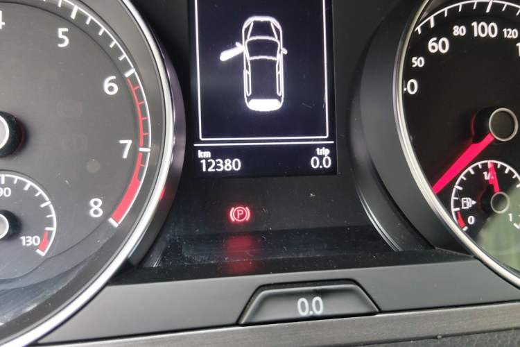 Used Volkswagen Golf 2016 1.6L Automatic Comfort Model Odometer Close Up