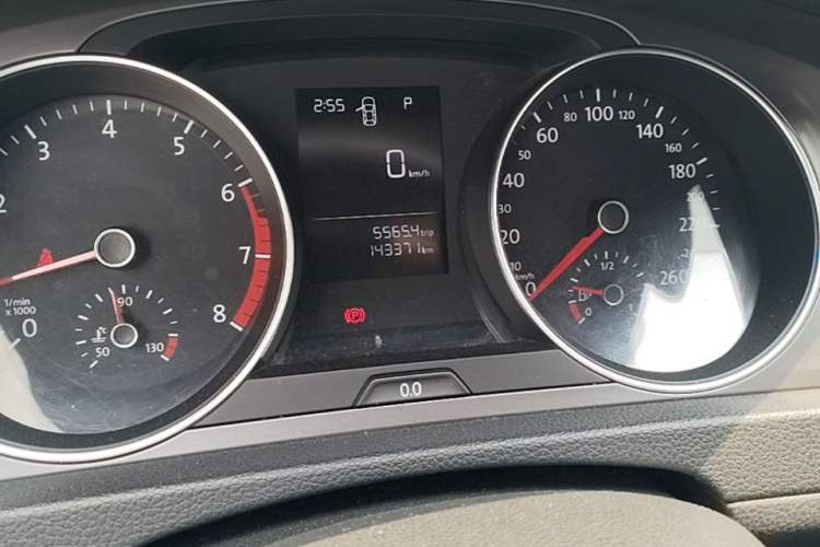 Used Volkswagen Golf 2016 1.6L Automatic Fashion Model Odometer Close Up