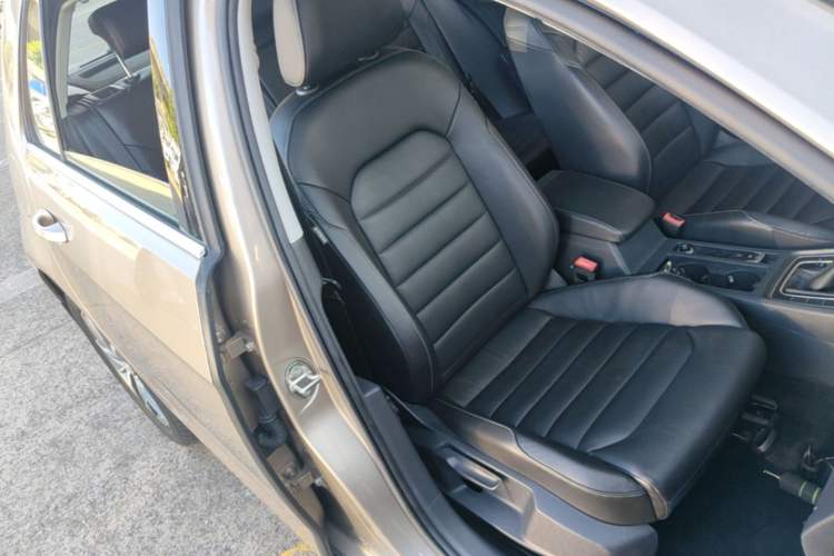Used Volkswagen Golf 2016 230TSI Automatic Luxury Version Right Front Seat