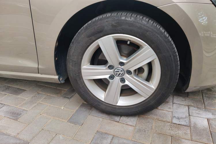 Used Volkswagen Golf 2016 1.6L Automatic Comfort Model Right Front Wheel Hub