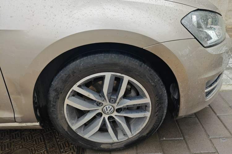Used Volkswagen Golf 2016 230TSI Automatic Luxury Version Right Front Wheel Hub