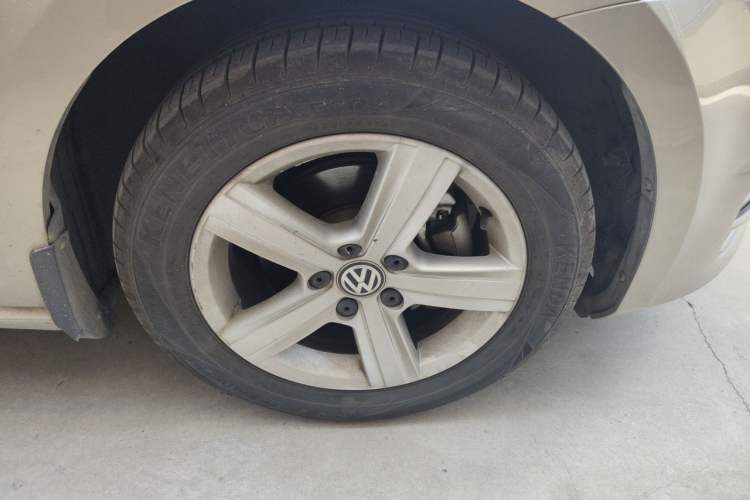 Used Volkswagen Golf 2016 230TSI Automatic Comfort Version Right Front Wheel Hub