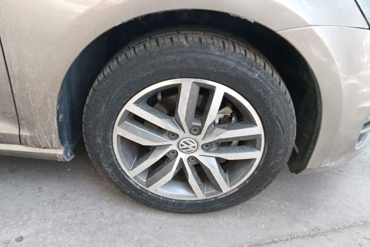 Used Volkswagen Golf 2016 230TSI Automatic Luxury Version Right Front Wheel Hub