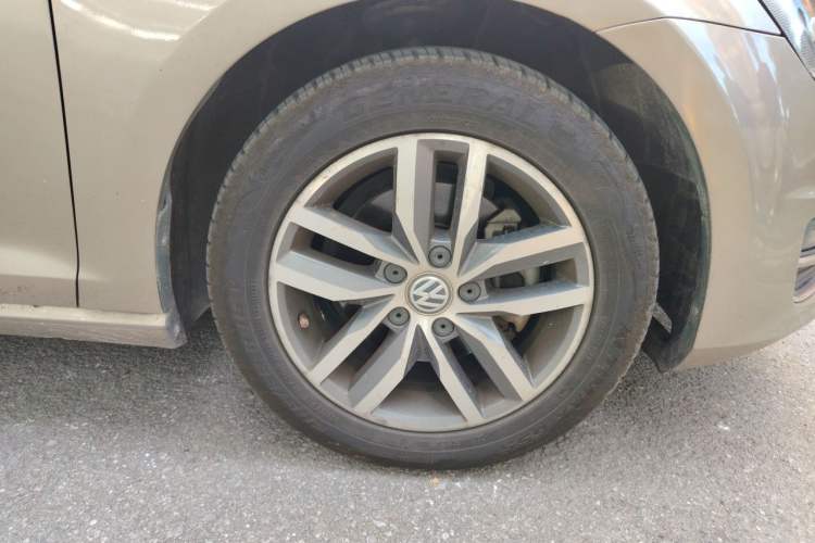 Used Volkswagen Golf 2016 230TSI Automatic Luxury Version Right Front Wheel Hub