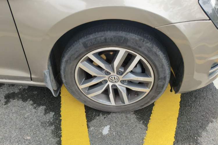 Used Volkswagen Golf 2016 230TSI Automatic Luxury Version Right Front Wheel Hub