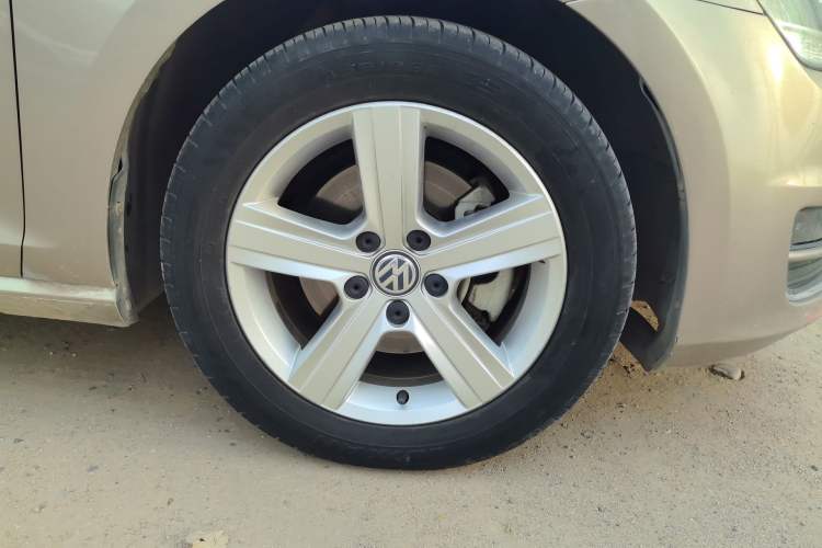 Used Volkswagen Golf 2016 230TSI Automatic Comfort Version Right Front Wheel Hub