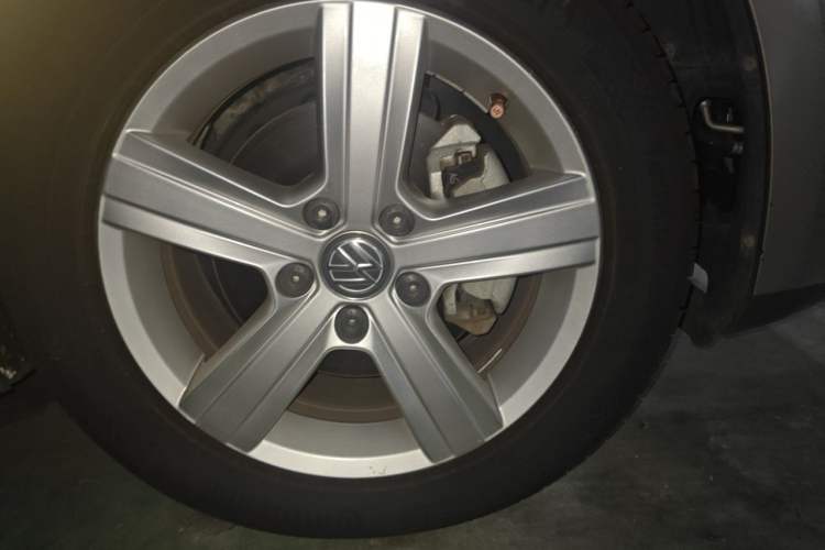 Used Volkswagen Golf 2016 230TSI Automatic Comfort Version Right Front Wheel Hub