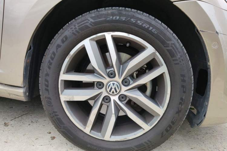 Used Volkswagen Golf 2016 230TSI Automatic Luxury Version Right Front Wheel Hub