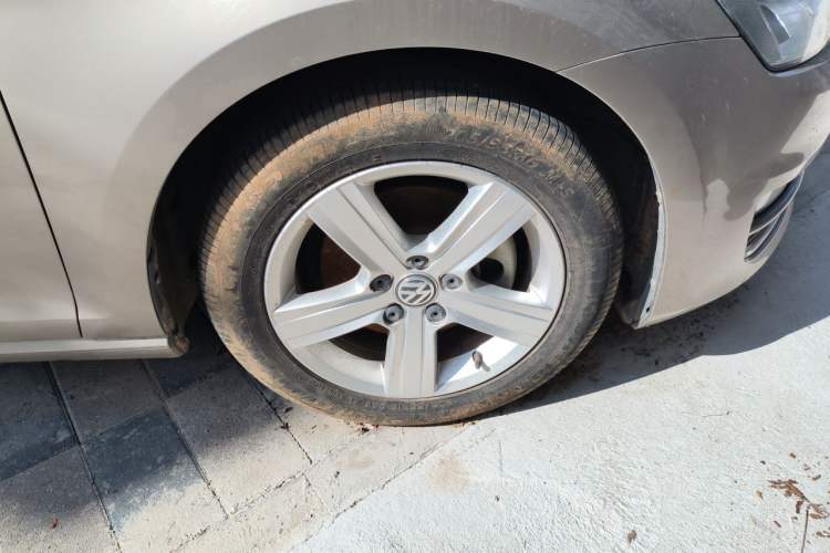 Used Volkswagen Golf 2016 1.6L Automatic Comfort Model Right Front Wheel Hub