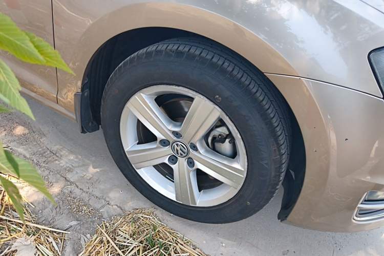 Used Volkswagen Golf 2016 1.6L Automatic Comfort Model Right Front Wheel Hub