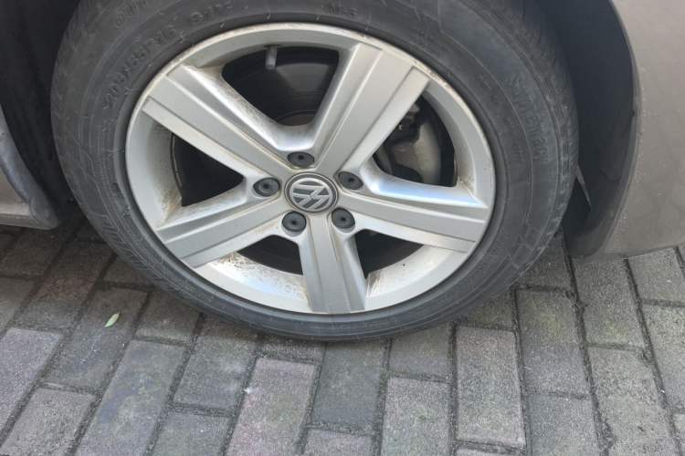 Used Volkswagen Golf 2016 1.6L Automatic Fashion Model Right Front Wheel Hub