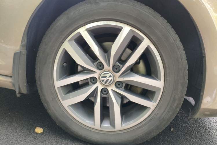 Used Volkswagen Golf 2016 230TSI Automatic Luxury Version Right Front Wheel Hub