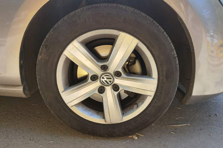 Used Volkswagen Golf 2016 230TSI Automatic Comfort Version Right Front Wheel Hub