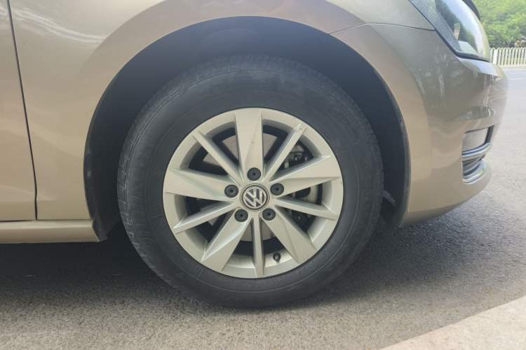 Used Volkswagen Golf 2016 1.6L Automatic Fashion Model Right Front Wheel Hub