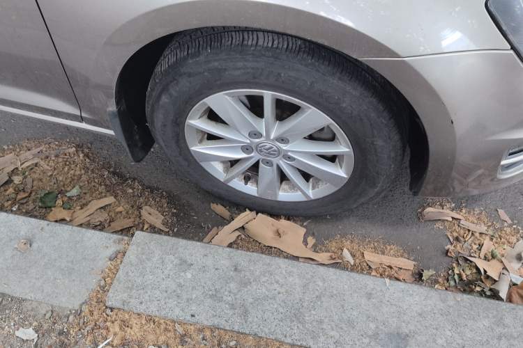 Used Volkswagen Golf 2016 1.6L Automatic Fashion Model Right Front Wheel Hub