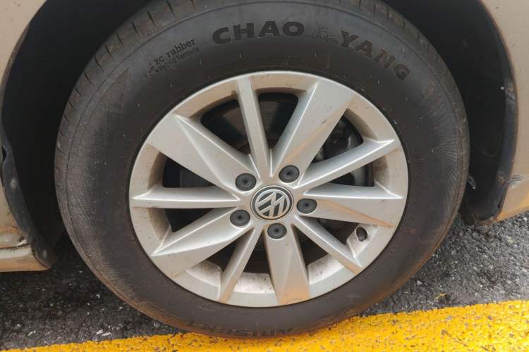 Used Volkswagen Golf 2016 1.6L Automatic Fashion Model Right Front Wheel Hub