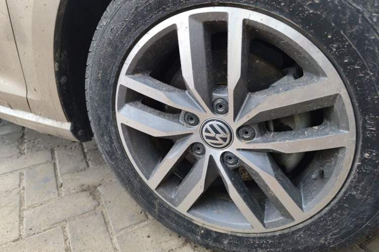 Used Volkswagen Golf 2016 230TSI Automatic Luxury Version Right Front Wheel Hub