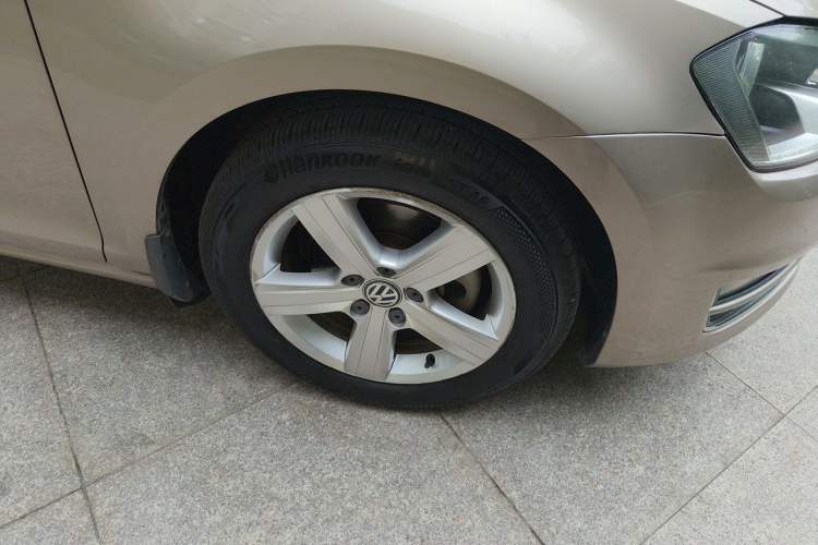 Used Volkswagen Golf 2016 1.6L Automatic Comfort Model Right Front Wheel Hub