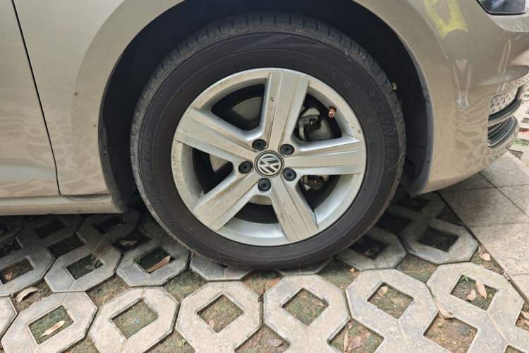 Used Volkswagen Golf 2016 230TSI Automatic Comfort Version Right Front Wheel Hub