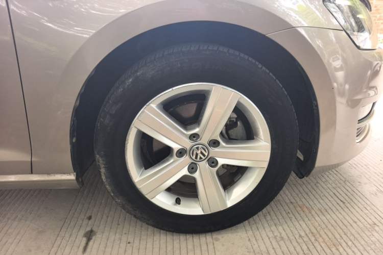 Used Volkswagen Golf 2016 1.6L Automatic Comfort Model Right Front Wheel Hub