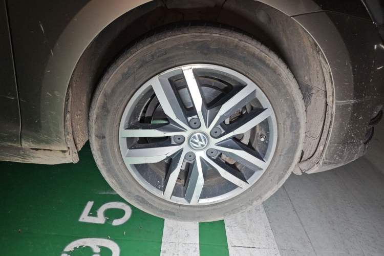 Used Volkswagen Golf 2016 230TSI Automatic Luxury Version Right Front Wheel Hub