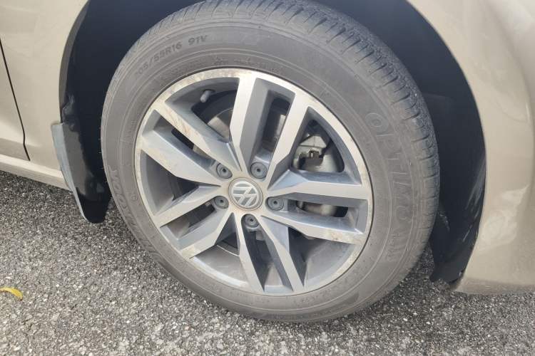 Used Volkswagen Golf 2016 230TSI Automatic Luxury Version Right Front Wheel Hub