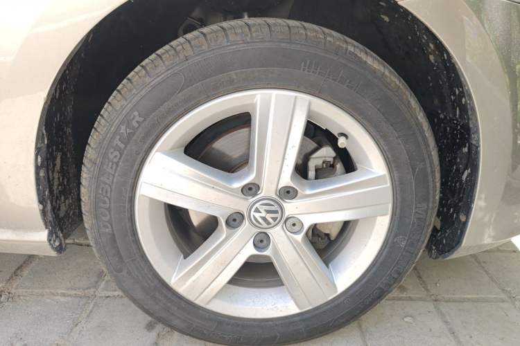Used Volkswagen Golf 2016 230TSI Automatic Comfort Version Right Front Wheel Hub