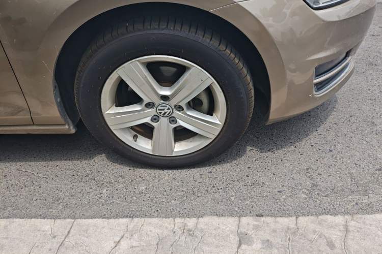Used Volkswagen Golf 2016 1.6L Automatic Comfort Model Right Front Wheel Hub