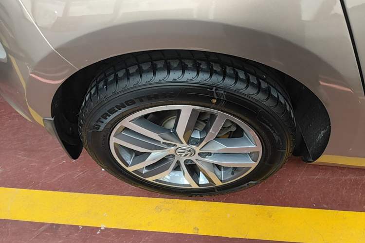 Used Volkswagen Golf 2016 230TSI Automatic Luxury Version Right Rear Wheel Hub