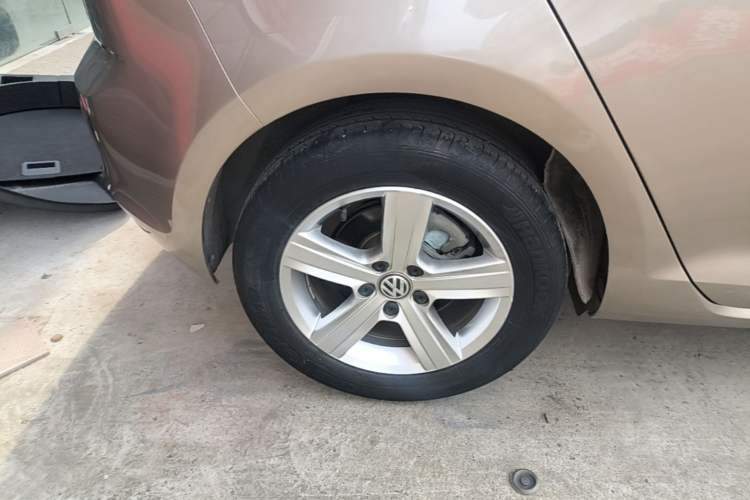 Used Volkswagen Golf 2016 1.6L Automatic Comfort Model Right Rear Wheel Hub