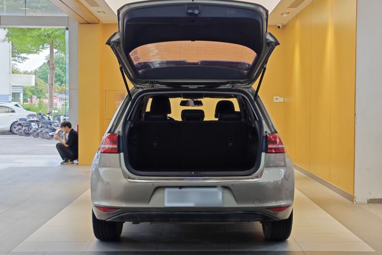 Used Volkswagen Golf 2016 1.6L Automatic Fashion Model Trunk