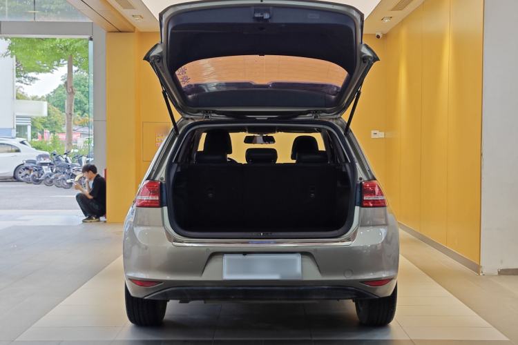 Used Volkswagen Golf 2016 1.6L Automatic Fashion Model Trunk
